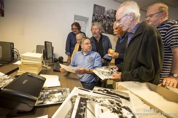 Initiatiefnemer Hans Lotgerink tussen de vrijwilligers in het pand aan de Kerkstraat in Oldenzaal